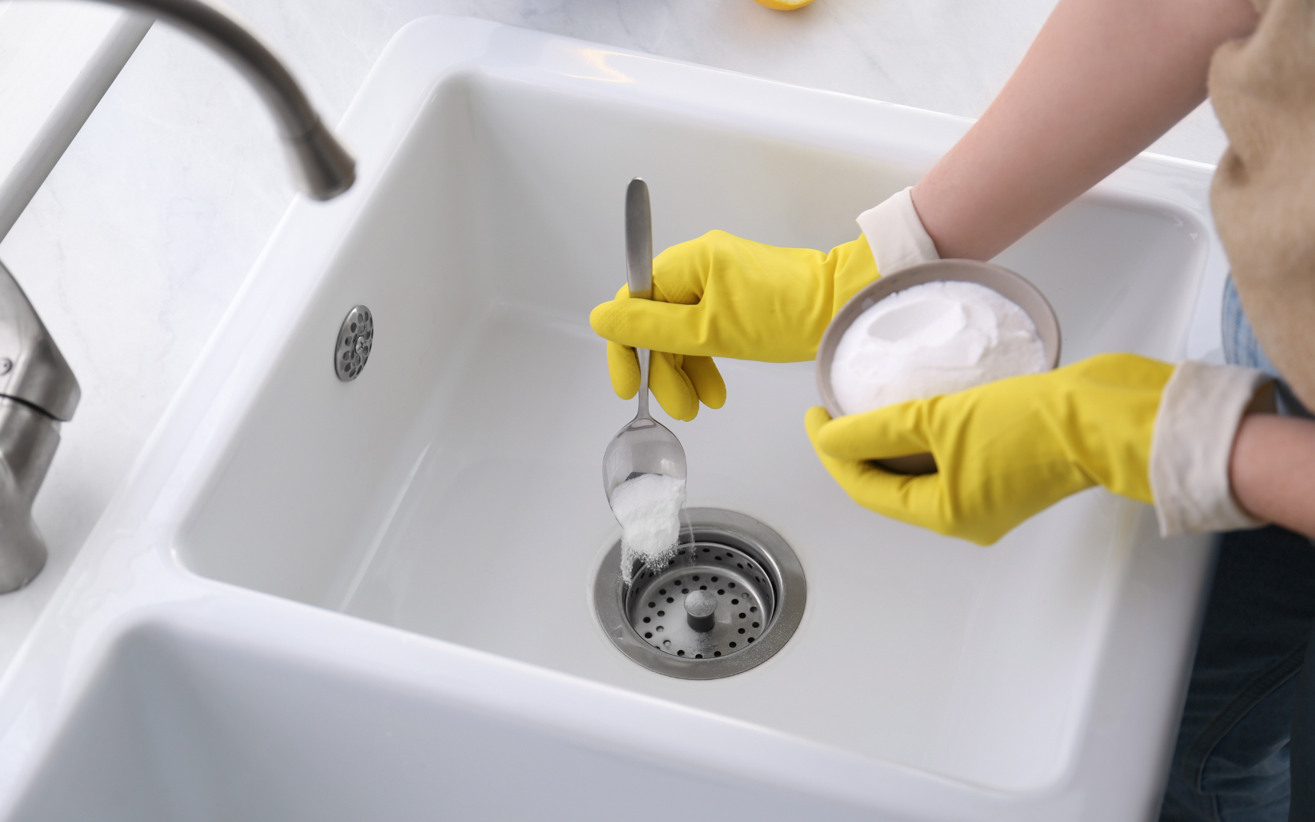 Cleaning sink with baking soda